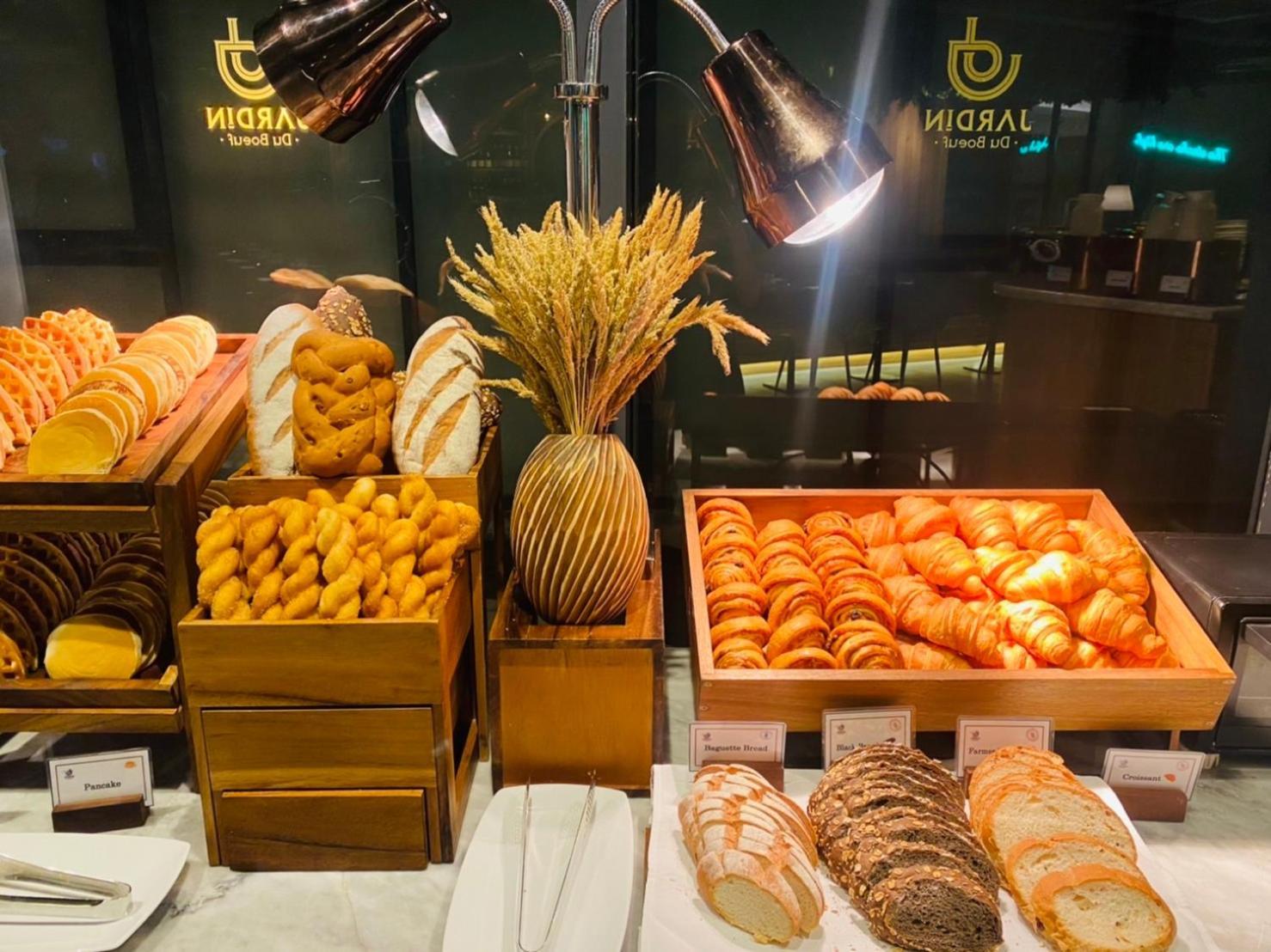 Somerset Rama 9 Bangkok Esterno foto Bread and pastry at a buffet