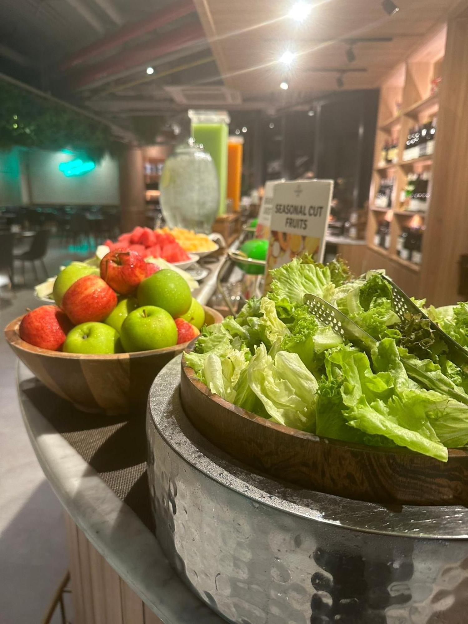 Somerset Rama 9 Bangkok Esterno foto Fruit and salad at a buffet