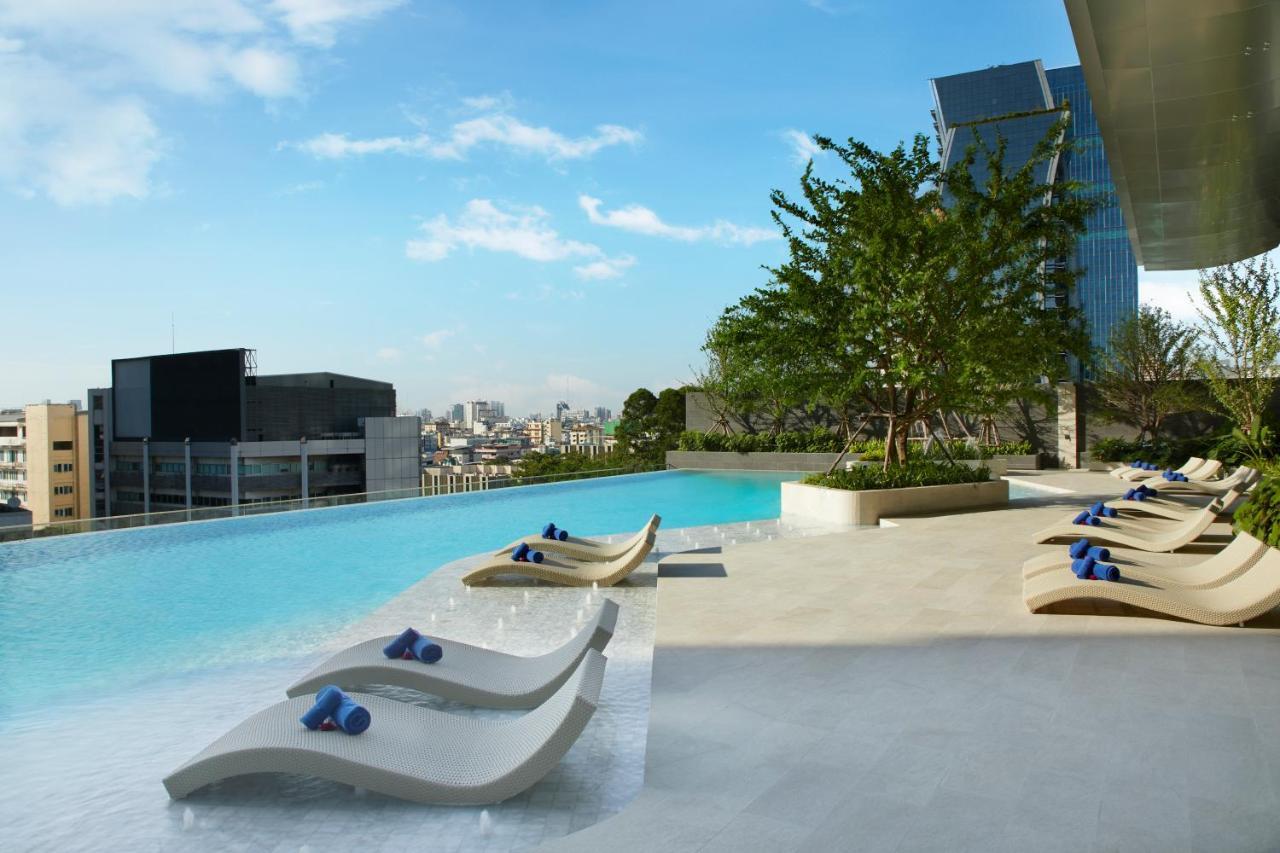 Somerset Rama 9 Bangkok Esterno foto The pool at the 1018